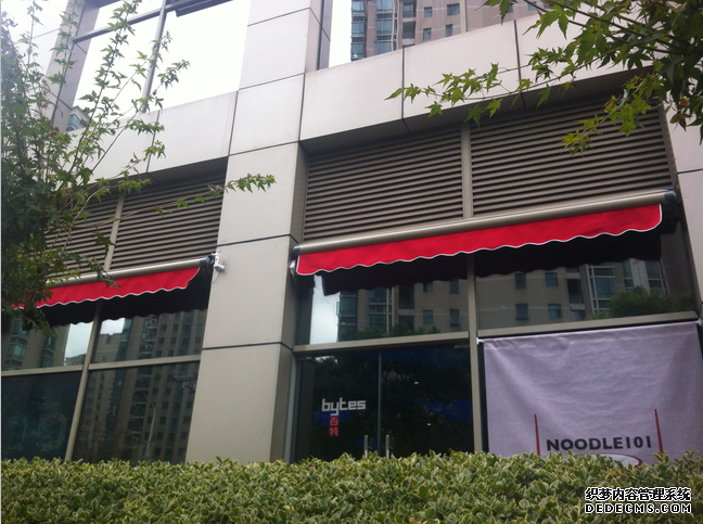 说说活动雨蓬有哪些构造特点